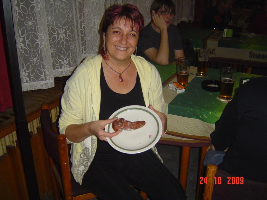 Jana s dárečkem k zakousnutí