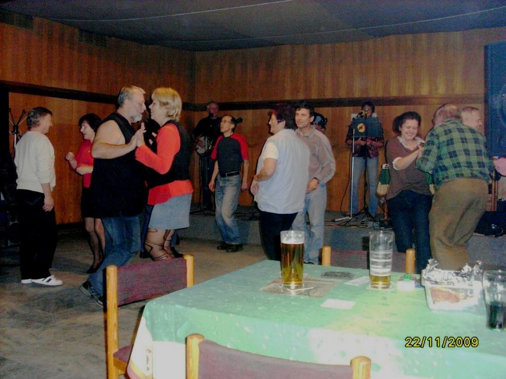 a všichni tancují